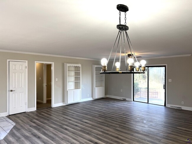 Building Photo - 4075 Meadowbrook Dr