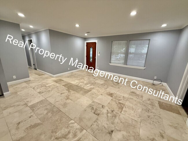 Foto del edificio - Updated 4 Bedroom, 2 Bath Home with Spacio...