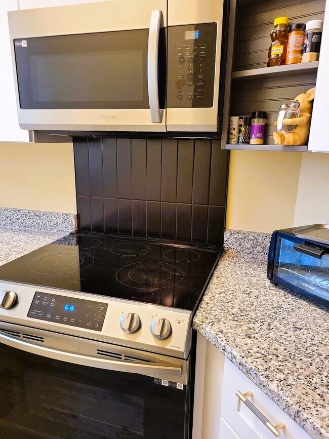 Recently renovated kitchen, new cabinets, granite countertop, new stainless steel appliances. - 4210 Wilshire Blvd