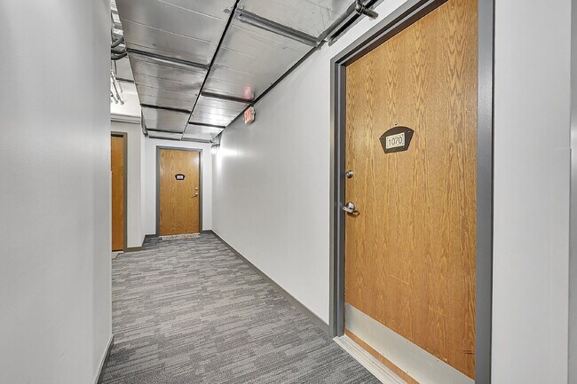Foto del edificio - $2,000, 1 bed, 1.5 bath located in downtow...