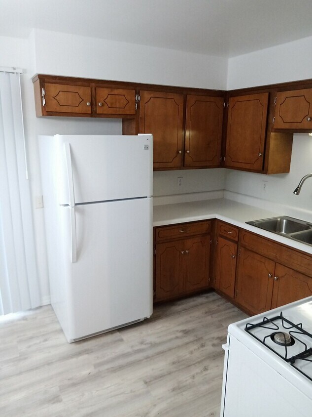 Kitchen - 548 E Moore St