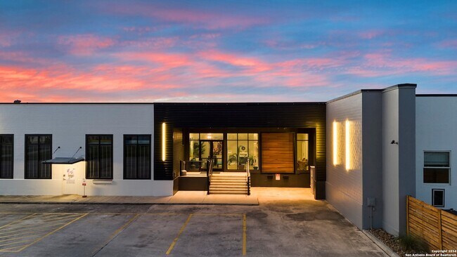 Foto del edificio - 3363 E Commerce St