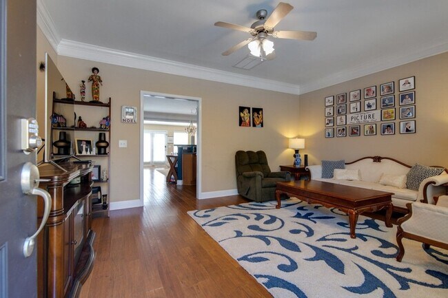 Foto del edificio - 7031 Sunnywood Dr