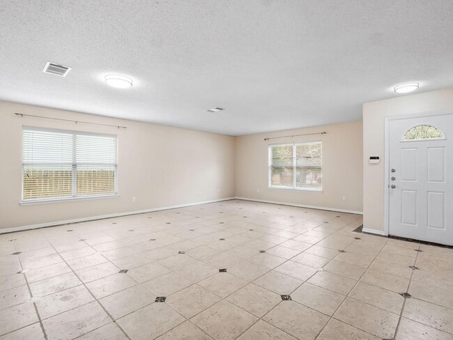 Building Photo - 2727 High Point Dr