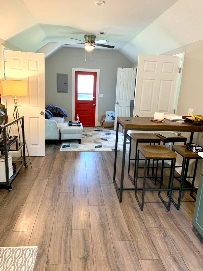 Foto del edificio - Modern 1 Bedroom Upstairs Apartment in Madison