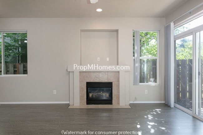 Building Photo - Adorable Three Bedroom Home In SE Portland - With A Spacious Backyard!