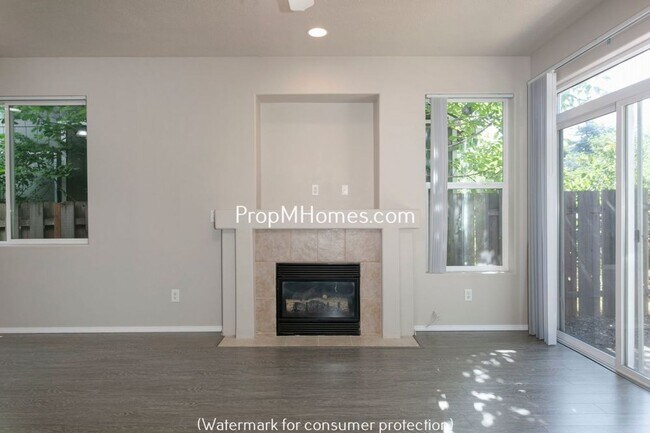 Foto del edificio - Adorable Three Bedroom Home In SE Portland - With A Spacious Backyard!