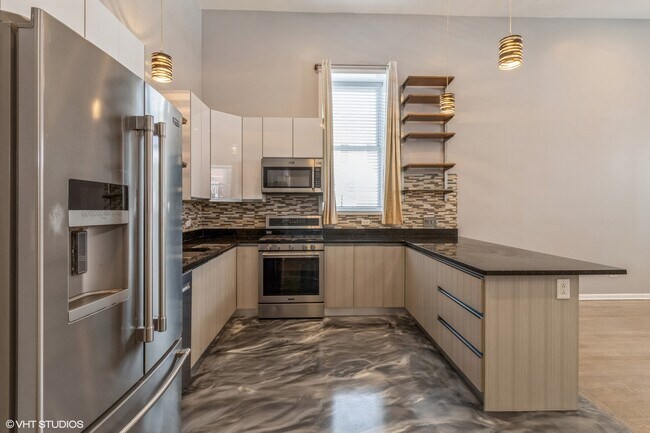 Building Photo - 559 W 37th St