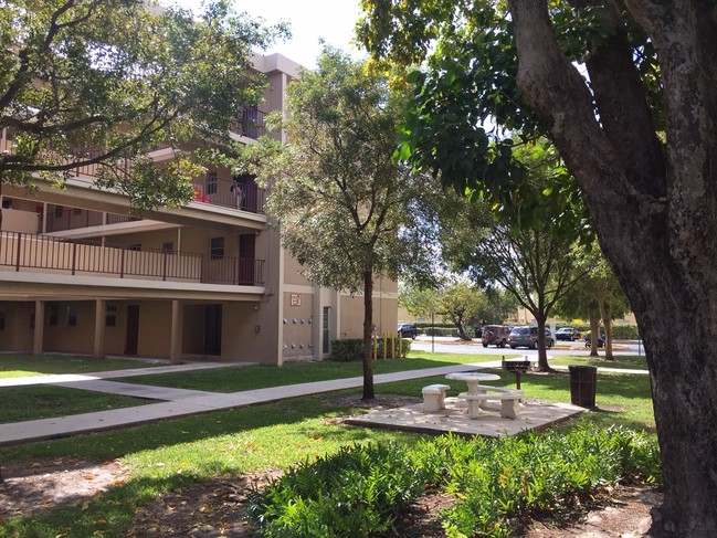 BBQ Area - Coral Haven Apartments