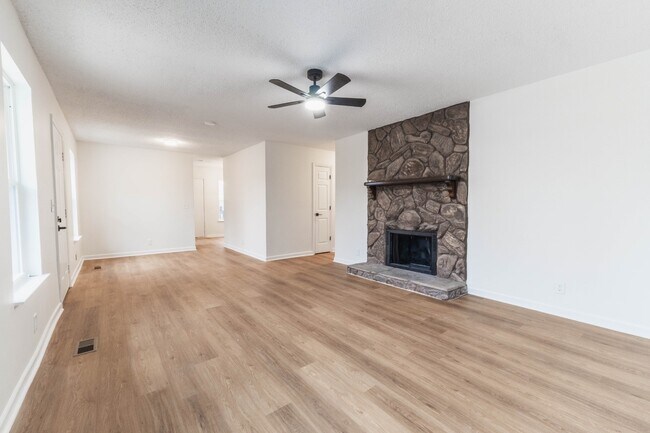 Foto del edificio - 1805 Meadow Cliff Dr