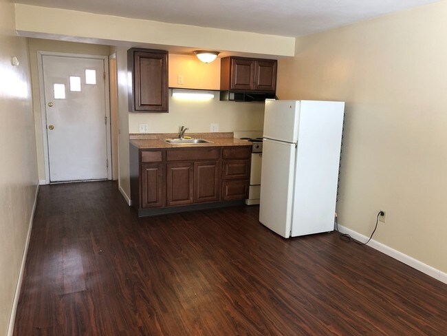 Building Photo - Updated Studio Includes Hot Water