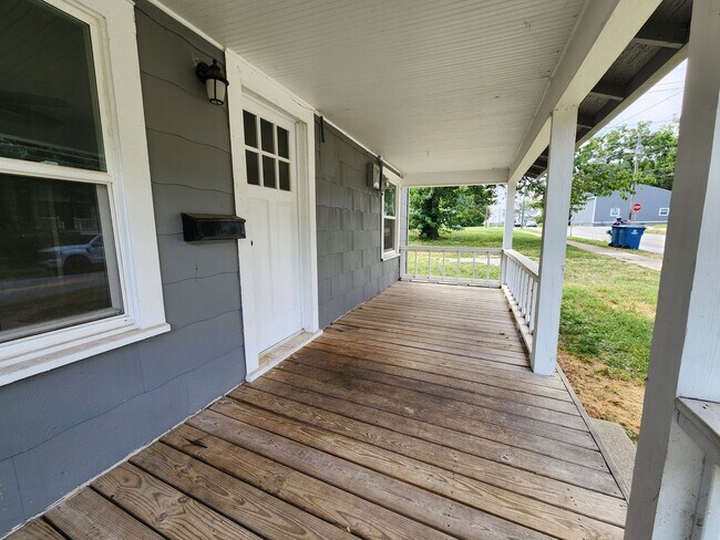 Foto del edificio - Spacious 3-Bedroom, 1-Bathroom Home AVAILA...