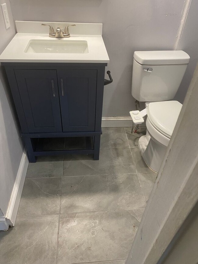 Building Photo - Duplex walking distance to Rockhurst Unive...