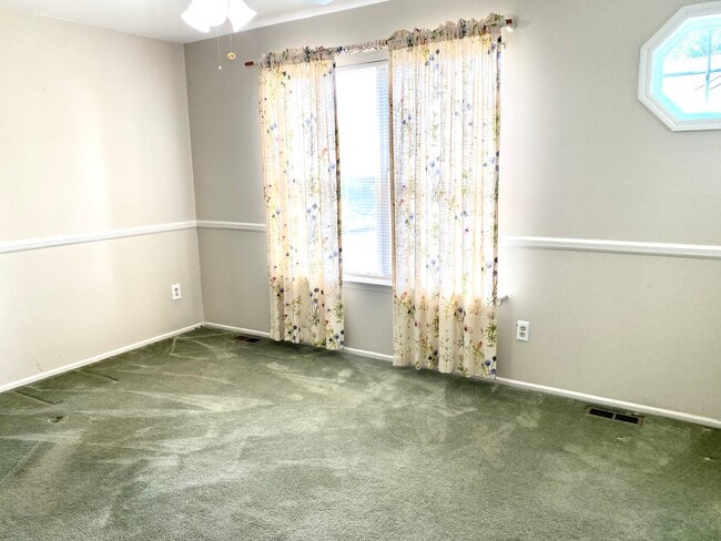 Building Photo - 10 Hopkinson Ct