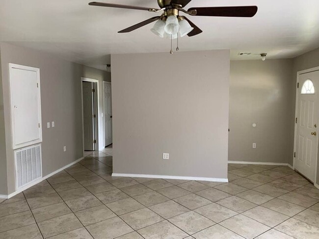 Building Photo - Cute 3 bedroom 1 bath house. Handicap acce...