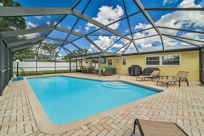 Building Photo - * 3 BED/2 BATH ~ Furnished Fort Myers Pool...