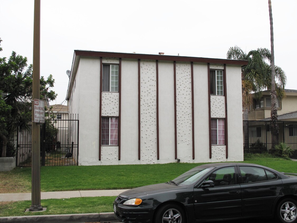 Building Photo - 2701 W Rosecrans Ave