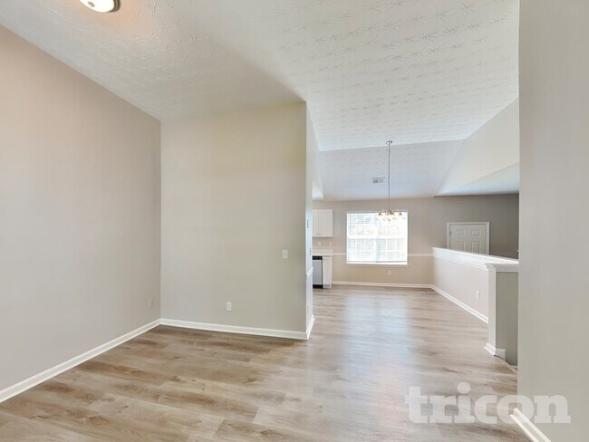 Building Photo - 2578 S Hills