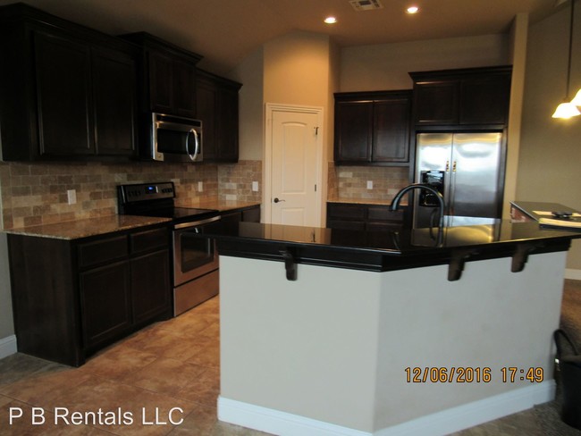 Building Photo - 2402 SW Edinburough Dr