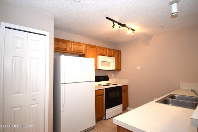 Foto del edificio - 7920 Merrill Rd