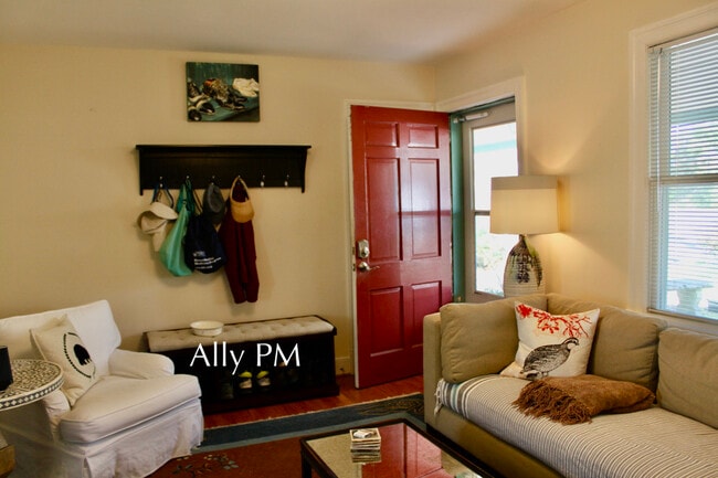 Foto del edificio - 210 Raymond Ave