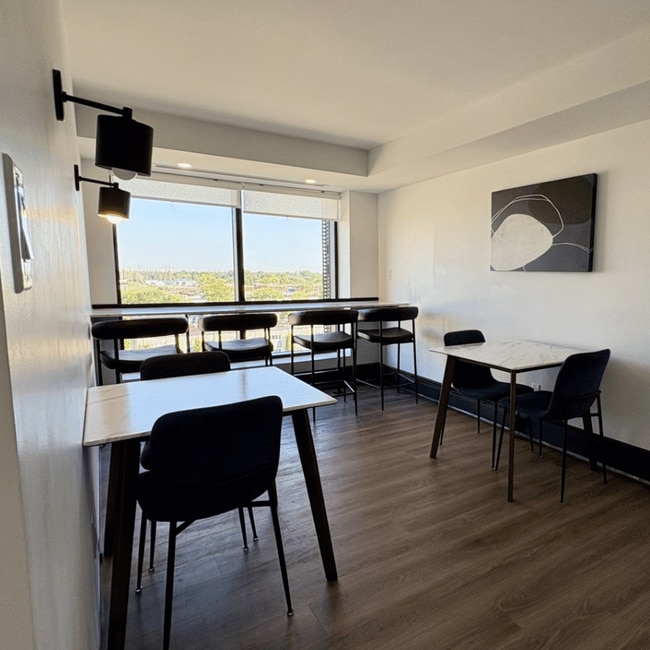 Building Photo - The Horizon