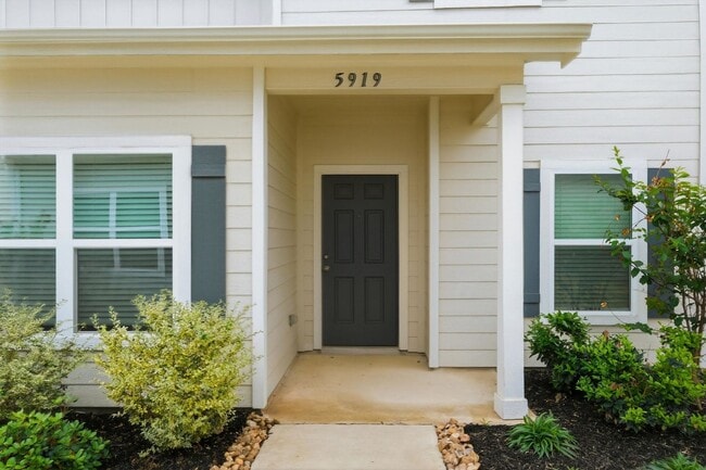 Building Photo - Clean & Modern Townhome with No Carpet and Lawn Service Included