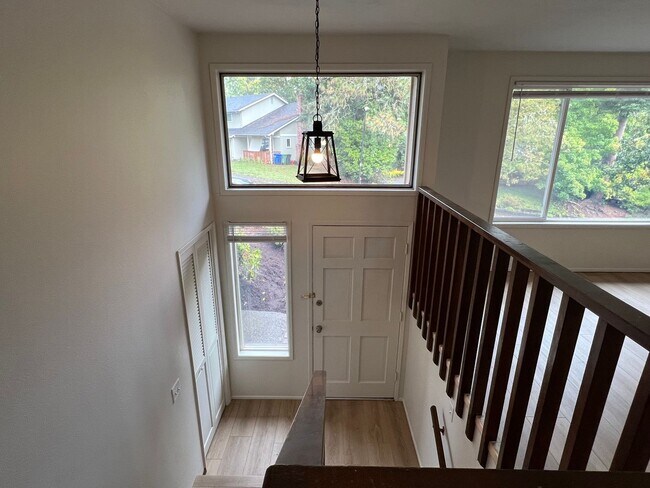 Building Photo - Charming 2 Bedroom/ 1 Bath Duplex Unit- Av...