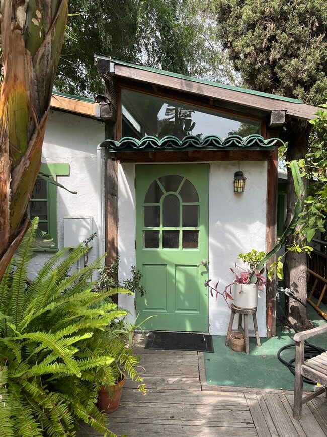 Building Photo - 3534 Fernwood Ave