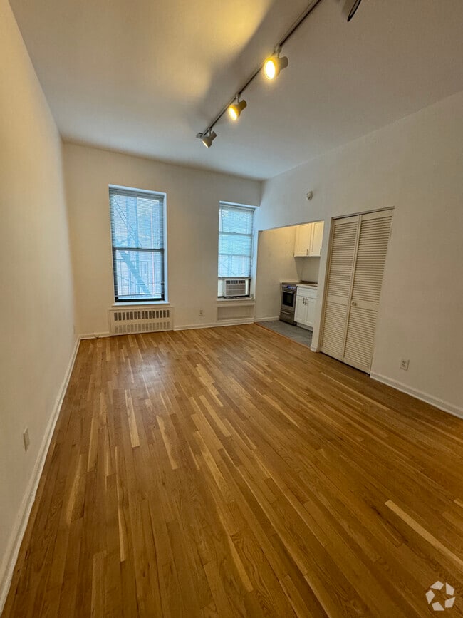 Building Photo - 30 E 95th St