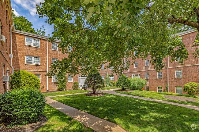 Building Courtyard - Village Manor