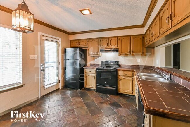 Building Photo - 8521 Highland Glen Cir N