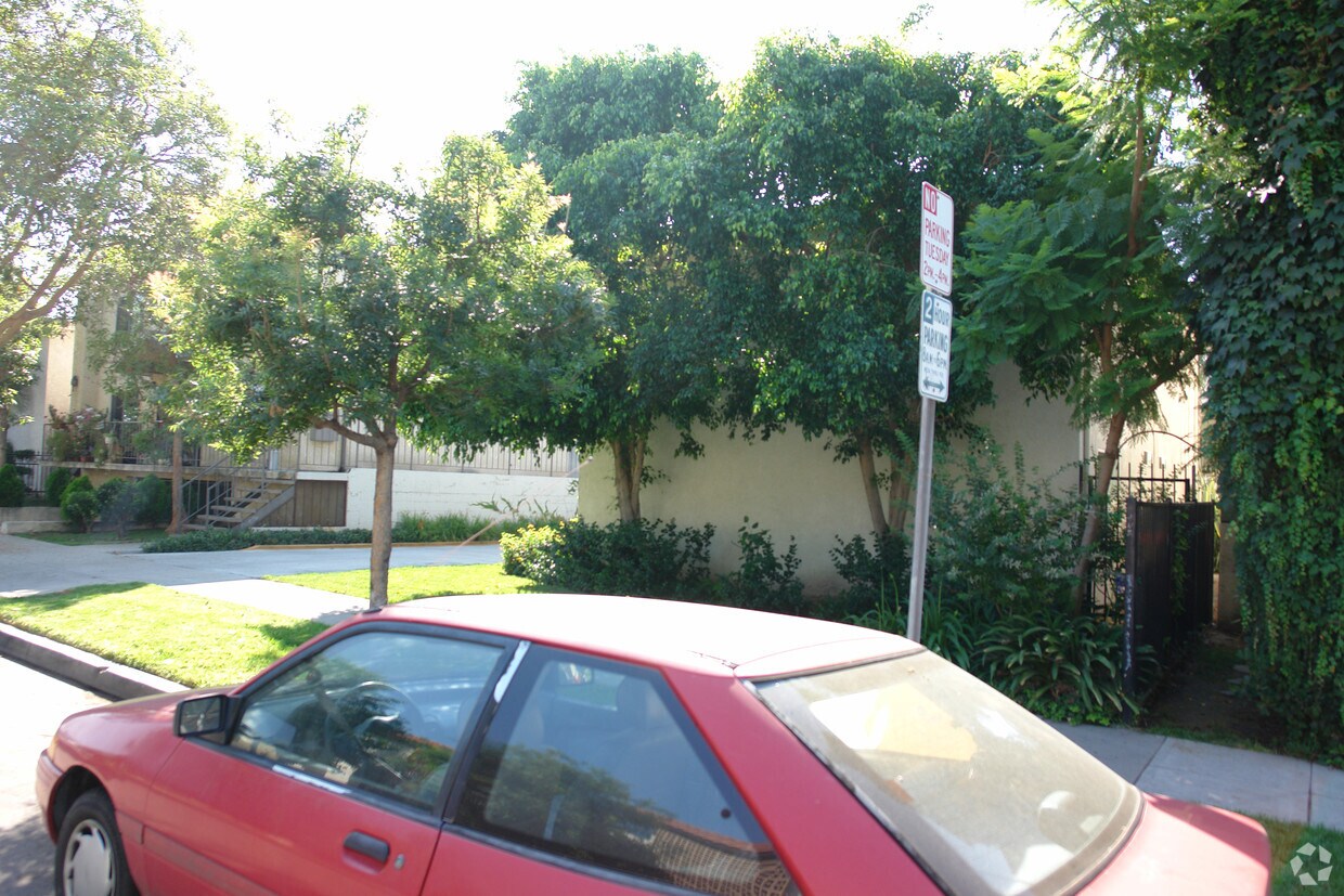 Foto del edificio - 220 W Tujunga Ave