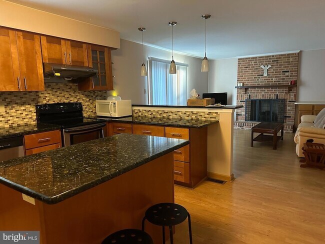 Foto del edificio - 703 Lora Ln