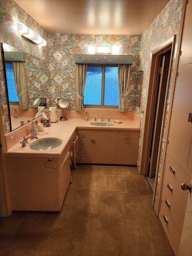 Double sinks with ample dressing space. - 317 W Banbury Dr