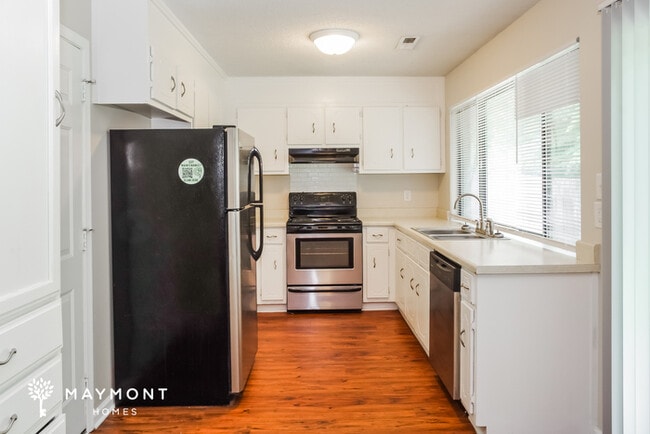 Building Photo - 2418 Oxmoor Ln SW
