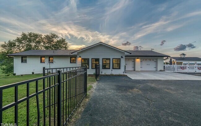 Front of house / Garage - 170 Burhl Chase Rd