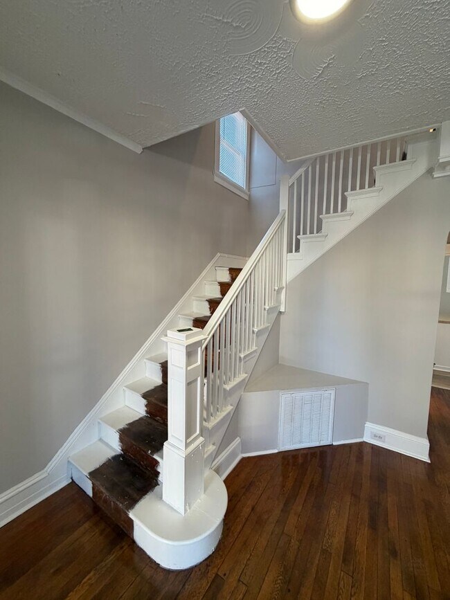 Building Photo - Beautifully Renovated 4bdrm/1.5bth Home Located in Richmond's Northside!!