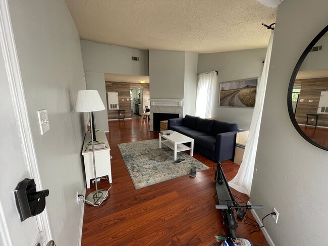 Building Photo - Room in Apartment on West Loop