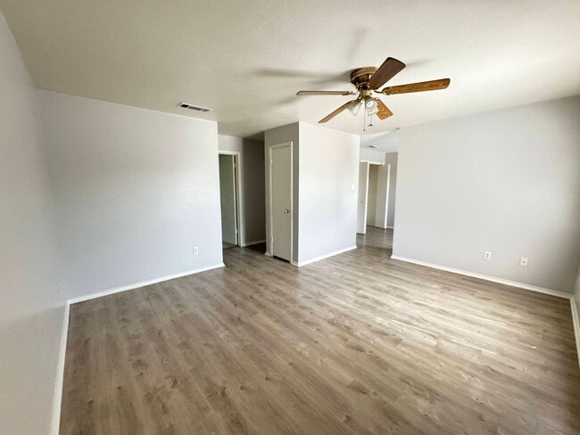 Building Photo - 1605 Benttree Dr