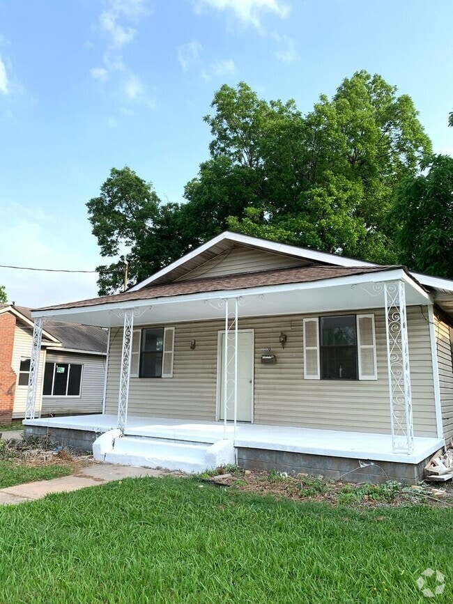 Building Photo - 1320 W Huntington Ave