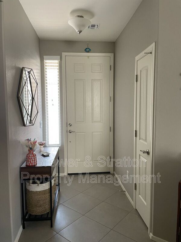 Building Photo - 12115 W Hide Trail