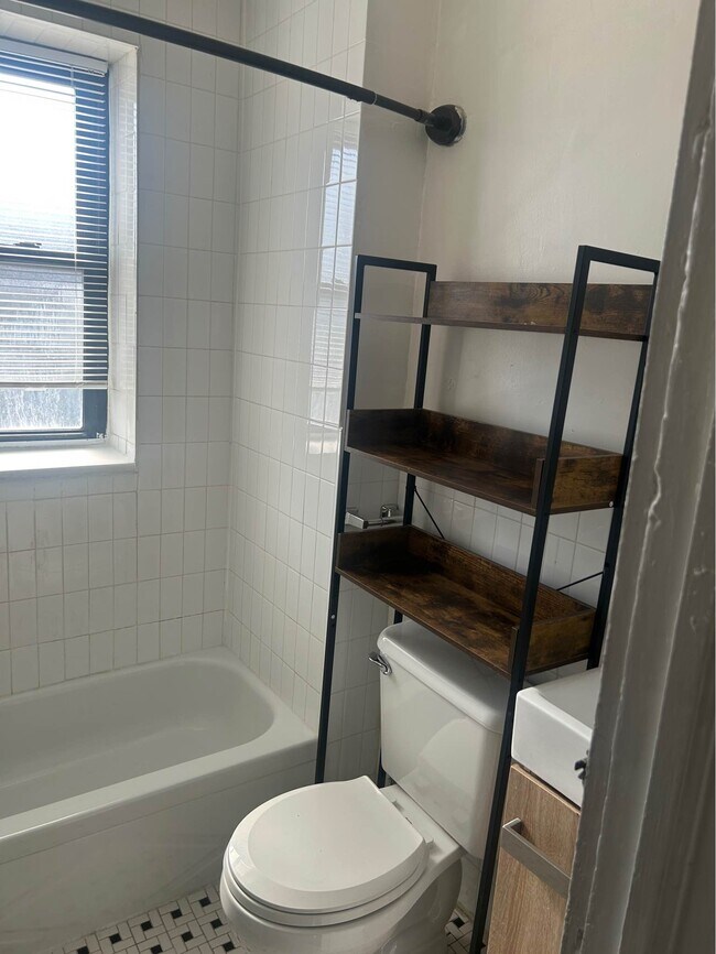 Foto del edificio - 12 Monticello Ave