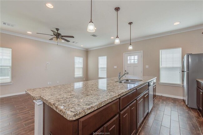 Building Photo - 1104 Oney Hervey Dr
