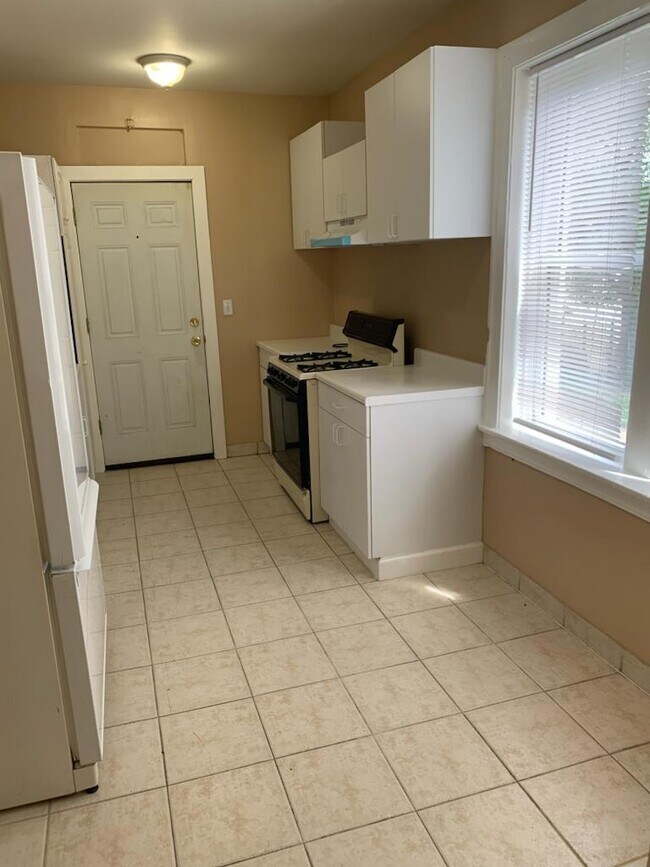 Kitchen - 2615 W 61st St