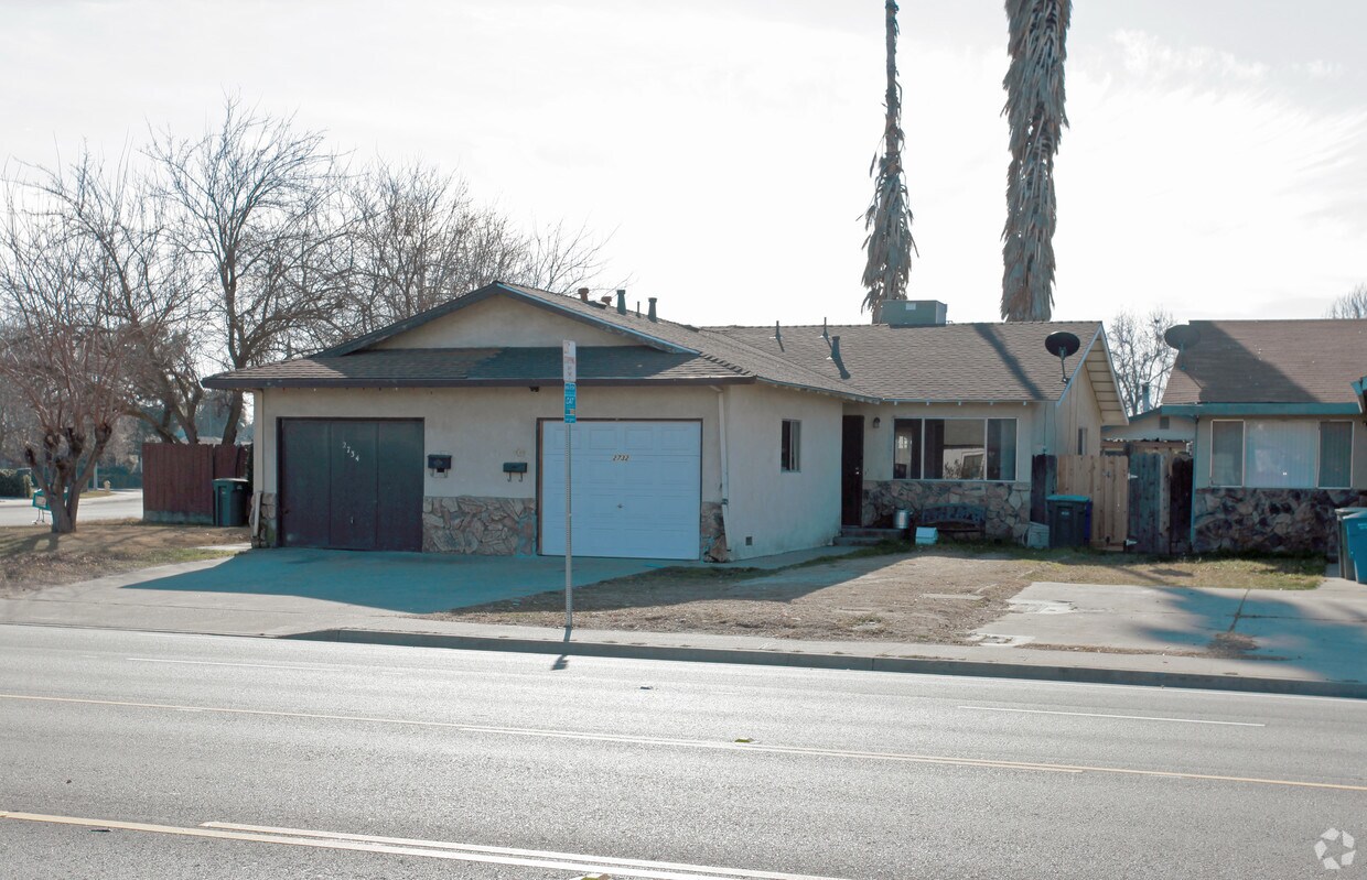 Foto del edificio - 2732-2734 Whitmore Ave