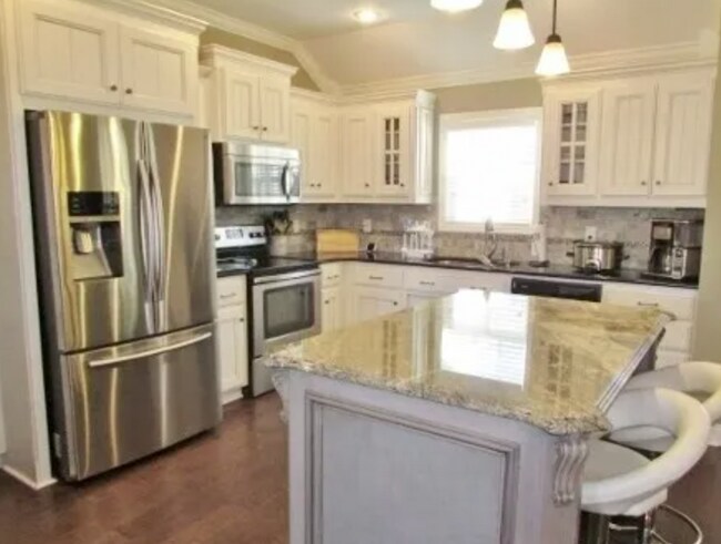 Foto del edificio - Spacious 4-Bedroom Home with Modern Upgrad...