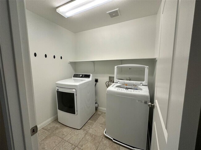Foto del edificio - 16329 McAloon Way