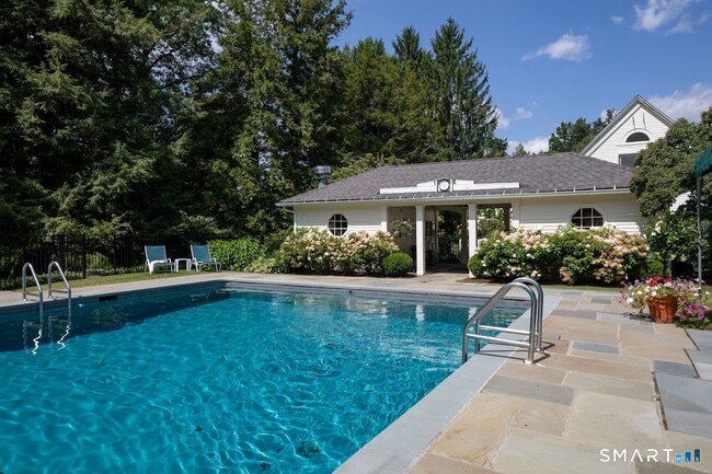 Building Photo - 5 Great Elm Dr