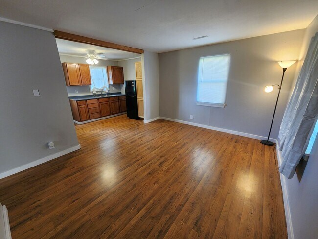 Foto del edificio - Very nice 2BR home with parking off street near major employers!